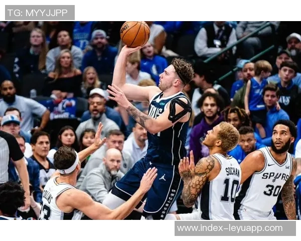 东契奇三分球出手高效低伤害是否真是侠迷心中的偶像 东契奇三分球出手高效低伤害是否真是侠迷心中的偶像