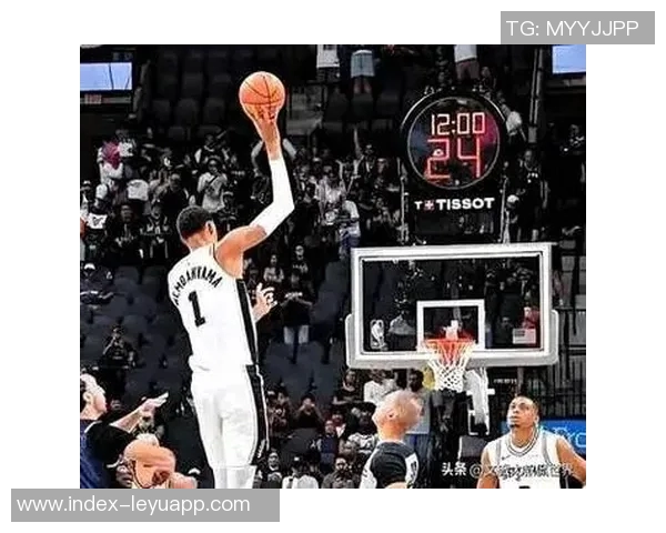 文班半场示意哈珀空接成功引发全场惊叹瞬间 文班半场示意哈珀空接成功引发全场惊叹瞬间