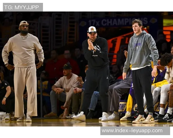 湖记:詹姆斯退役传闻东契奇与里夫斯尚未直接询问他 湖记:詹姆斯退役传闻东契奇与里夫斯尚未直接询问他