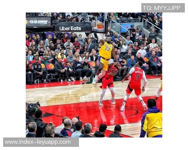 八村塁绝杀前里夫斯强攻扳平比分回防怒喷裁判展现巨星气质