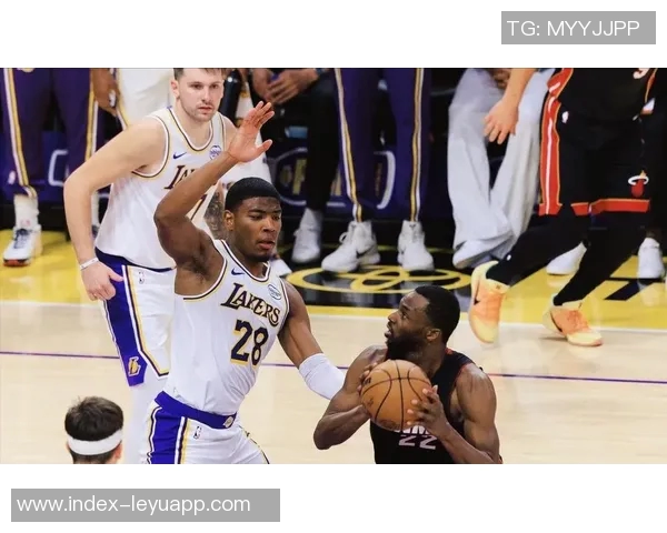 里夫斯赛后第一时间告知詹姆斯我曾为他们父子送出空接精彩瞬间